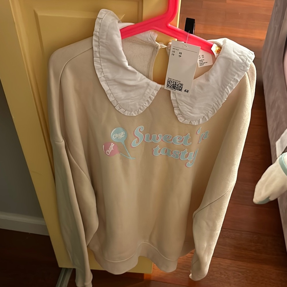 H&M Tan Crew Neck Sweater with White Collar and Relaxed Fit